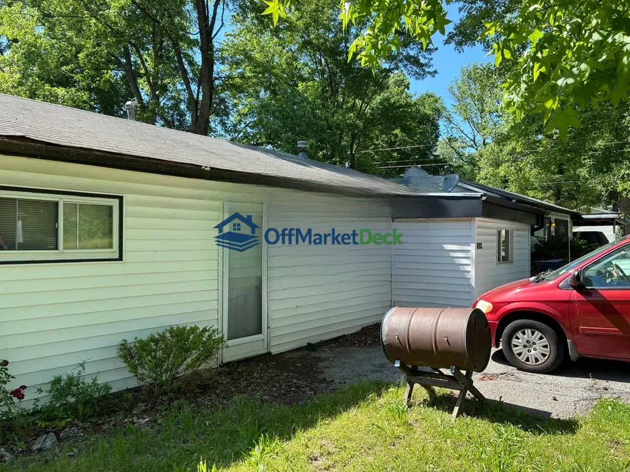 Off-market house in St. Louis, Missouri — 3 beds, 1 bath, $34,900 - Blurred background Image