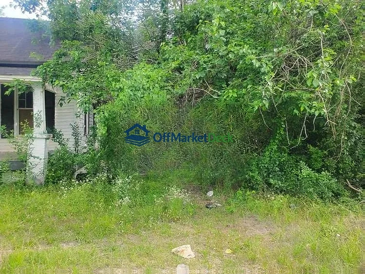 Off-market house in Selma, Alabama — 3 beds, 1 bath, $17,500 — photo 4 of 8