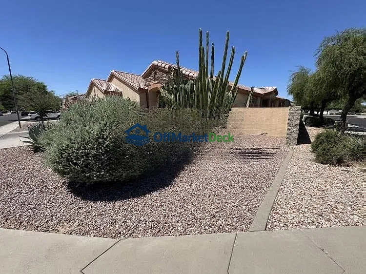 Off-market house in Phoenix, Arizona — 4 beds, 2 baths, $349,900 — photo 2 of 8