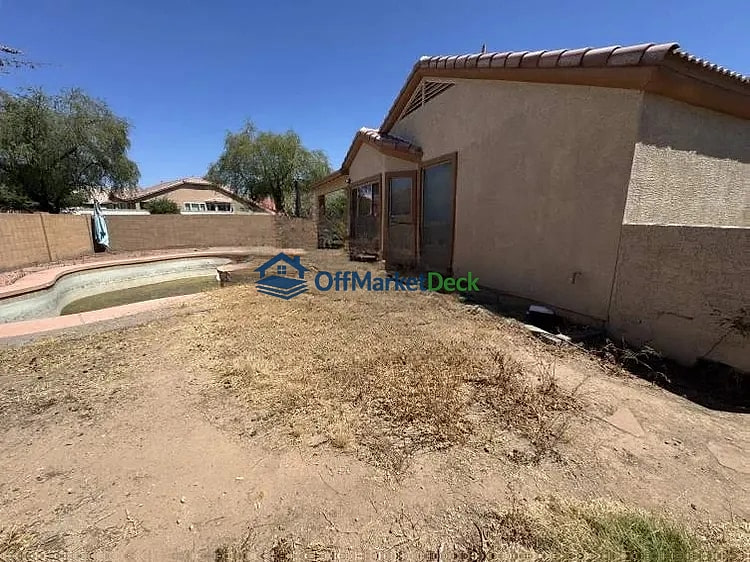 Off-market house in Phoenix, Arizona — 4 beds, 2 baths, $349,900 — photo 5 of 8