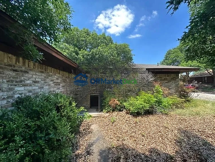 Off-market house in Frisco, Texas — 3 beds, 2 baths, $289,000 — photo 3 of 8