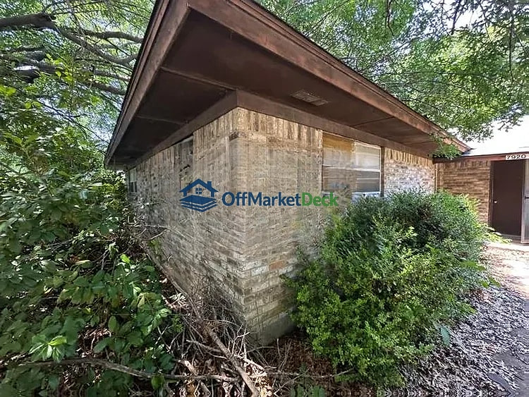 Off-market house in Frisco, Texas — 3 beds, 2 baths, $289,000 — photo 2 of 8