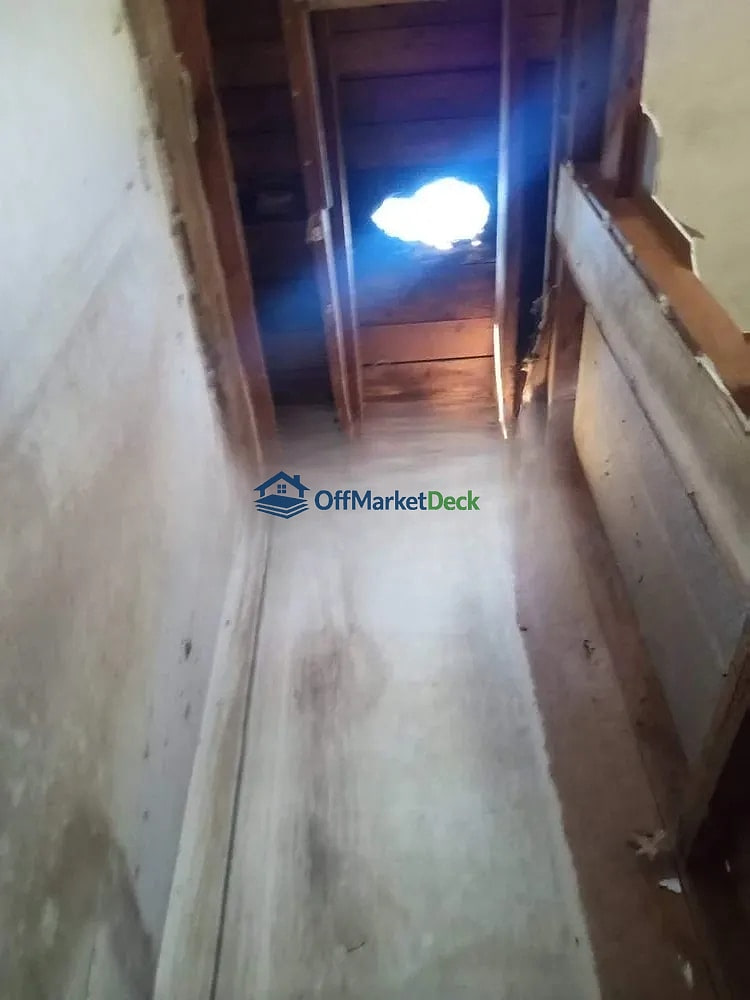 Off-market house in Birmingham, Alabama — 2 beds, 1 bath, $10,000 — photo 4 of 5