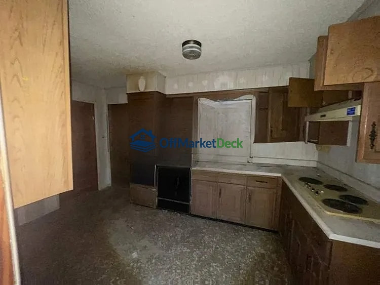 Off-market house in Grand Prairie, Texas — 3 beds, 2 baths, $160,000 — photo 4 of 8