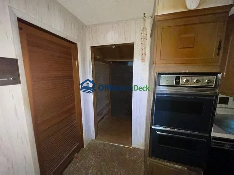 Off-market house in Grand Prairie, Texas — 3 beds, 2 baths, $160,000 — photo 5 of 8