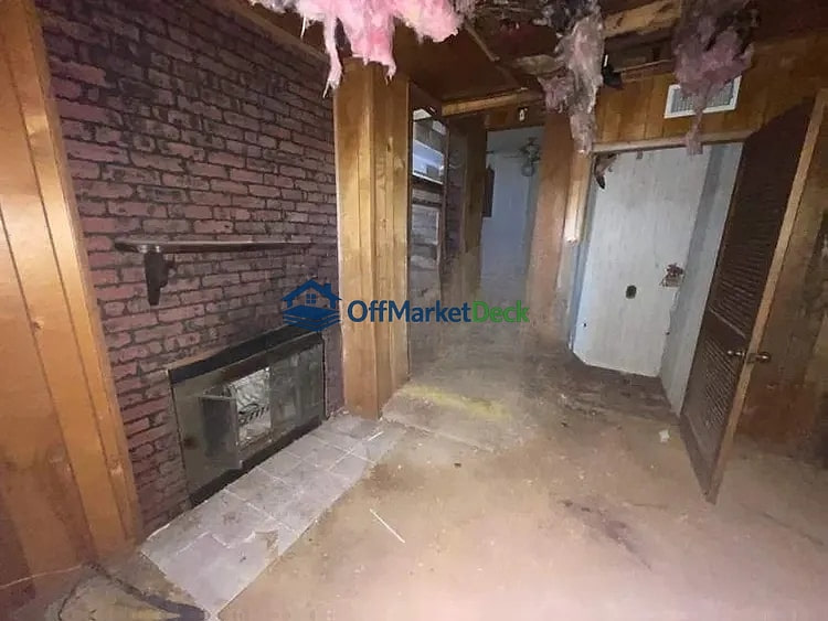 Off-market house in Grand Prairie, Texas — 3 beds, 2 baths, $160,000 — photo 8 of 8