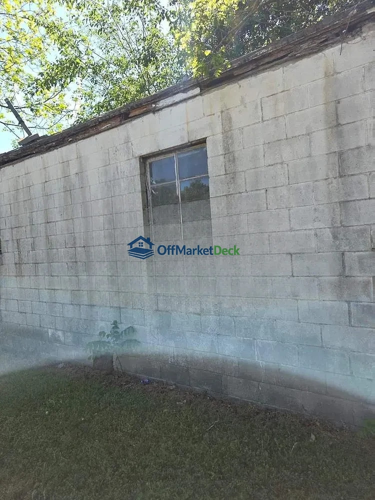 Off-market house in Kinston, North Carolina — 1 bed, 1 bath, $10,000 — photo 4 of 8