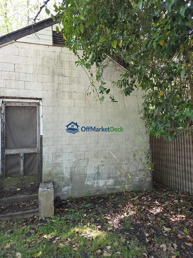 Off-market house in Kinston, North Carolina — 1 bed, 1 bath, $10,000 — photo 7 of 8