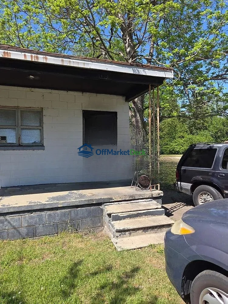Off-market house in Kinston, North Carolina — 1 bed, 1 bath, $10,000 — photo 3 of 8