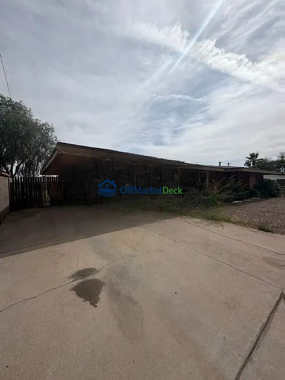 Off-market house in Phoenix, Arizona — 4 beds, 2 baths, $274,990 — photo 3 of 8