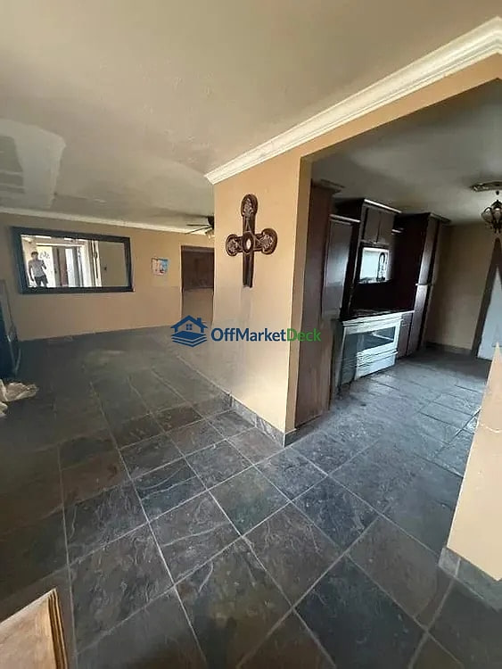 Off-market house in Phoenix, Arizona — 4 beds, 2 baths, $274,990 — photo 5 of 8
