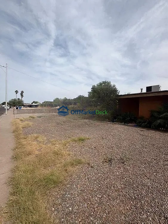 Off-market house in Phoenix, Arizona — 4 beds, 2 baths, $274,990 — photo 2 of 8