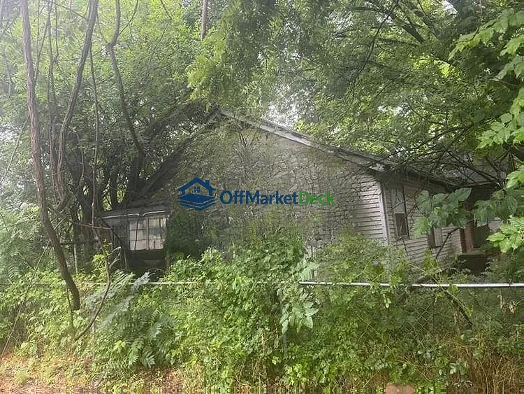 Off-market house in Muskogee, Oklahoma — 2 beds, 1 bath, $14,000 — photo 3 of 8