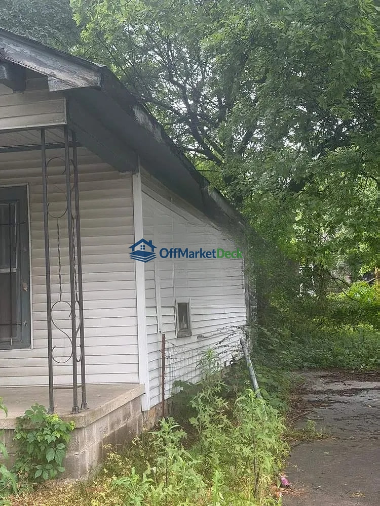 Off-market house in Muskogee, Oklahoma — 2 beds, 1 bath, $14,000 — photo 5 of 8