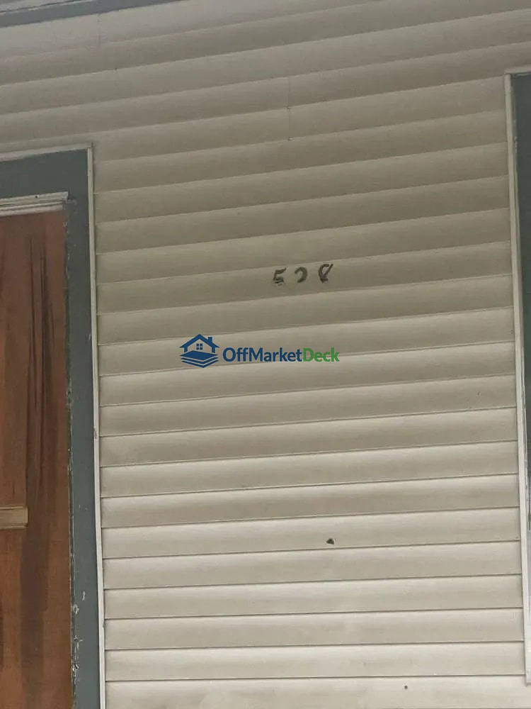 Off-market house in Muskogee, Oklahoma — 2 beds, 1 bath, $14,000 — photo 2 of 8
