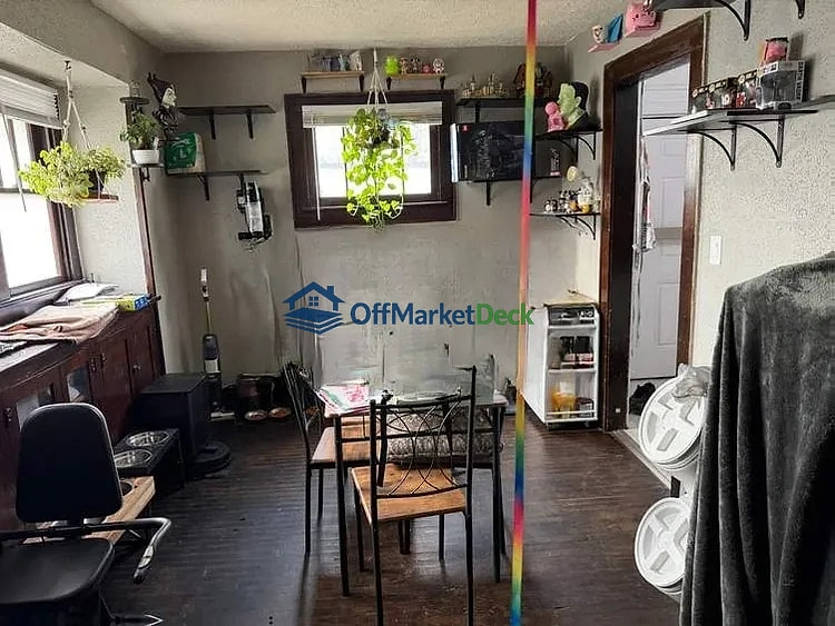 Off-market house in Indianapolis, Indiana — 2 beds, 1 bath, $165,000 — photo 2 of 8