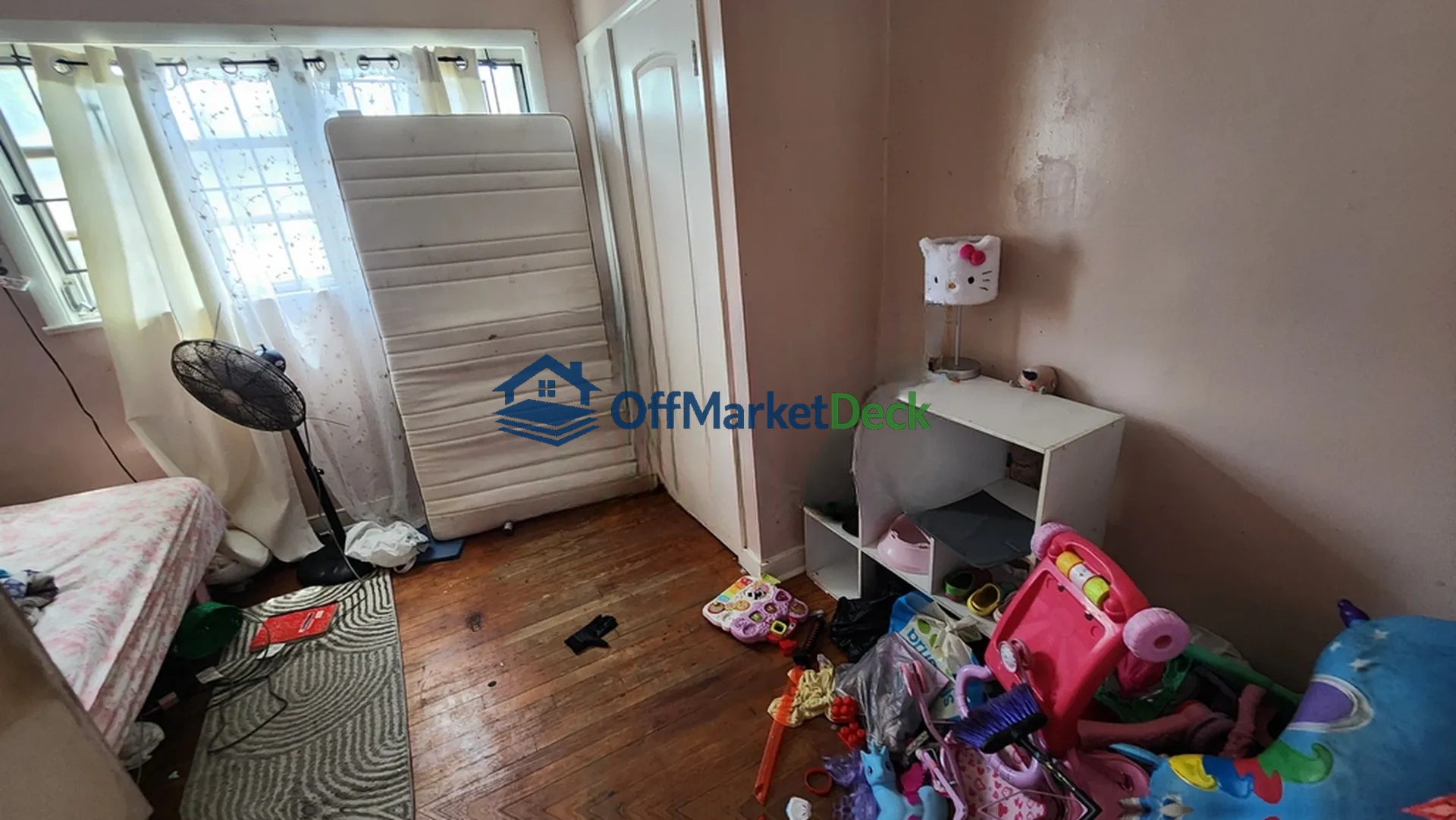 Off-market house in Miami, Florida — 4 beds, 2 baths, $287,000 — photo 5 of 8