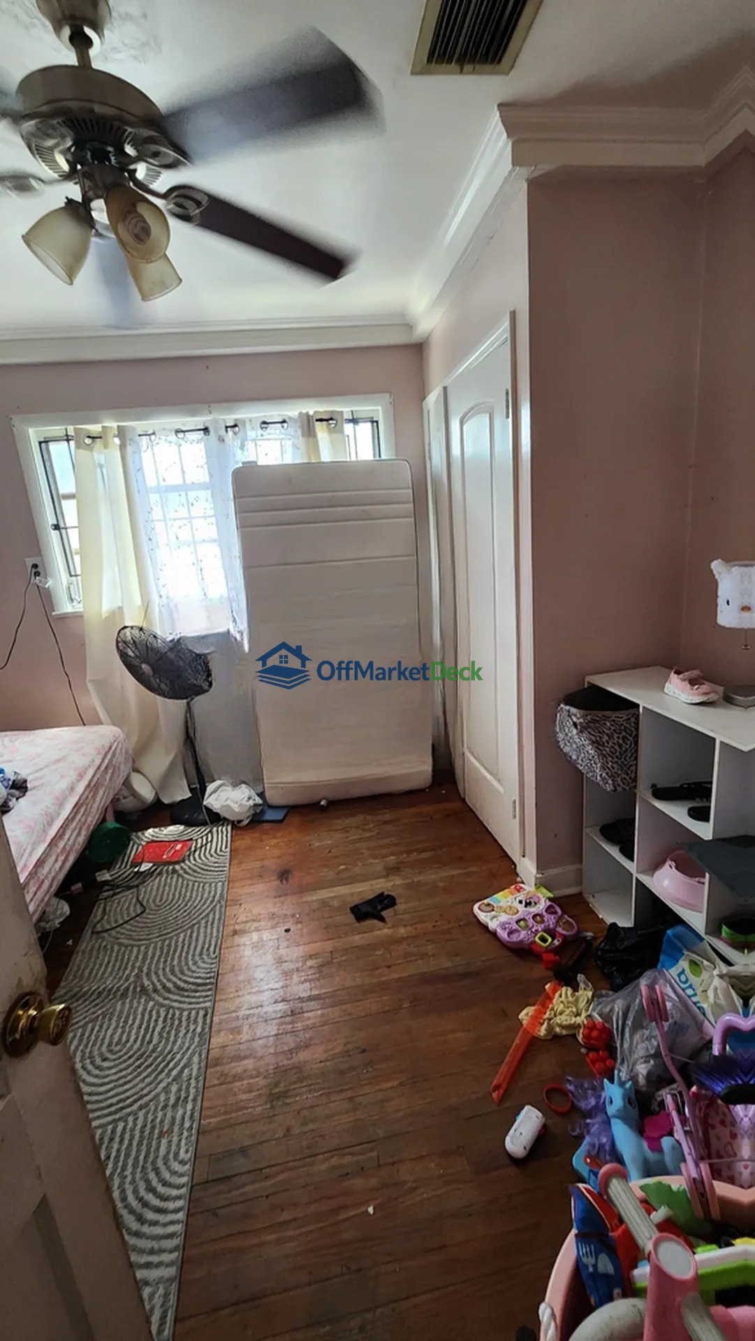 Off-market house in Miami, Florida — 4 beds, 2 baths, $287,000 — photo 6 of 8