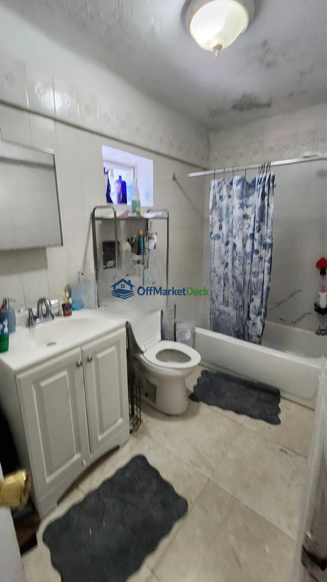 Off-market house in Miami, Florida — 4 beds, 2 baths, $287,000 — photo 4 of 8