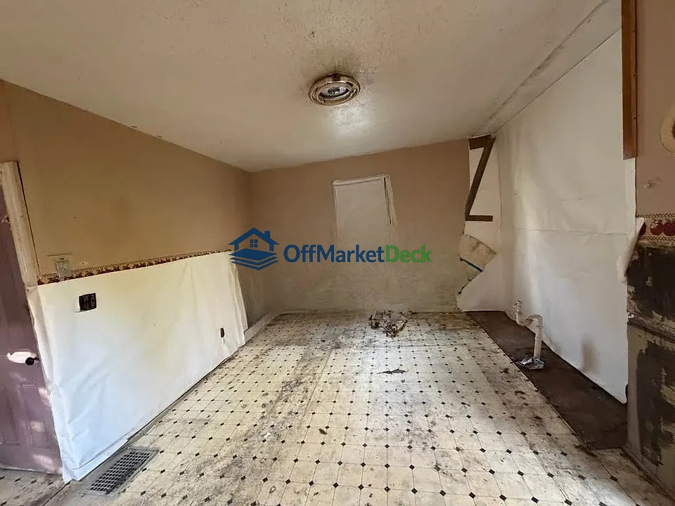Off-market house in Cleveland, Ohio — 3 beds, 2 baths, $77,900 — photo 4 of 8