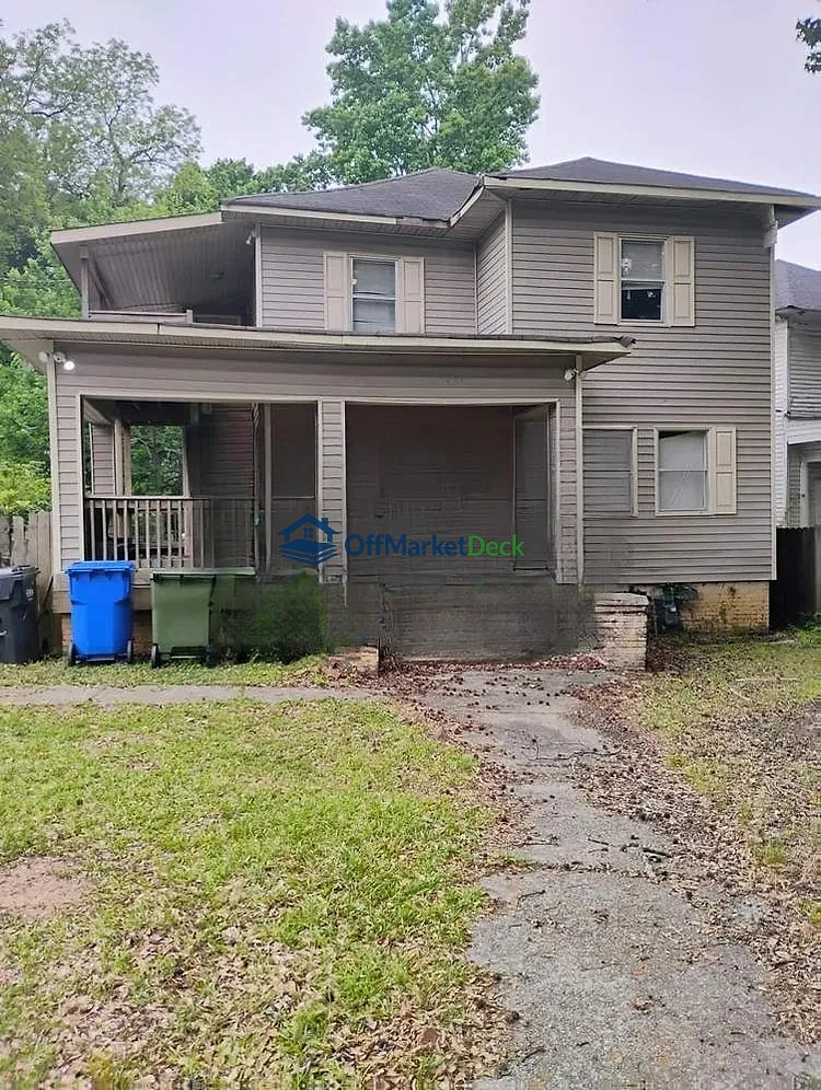 Off-market house in Atlanta, Georgia — 6 beds, 2 baths, $319,000 - Blurred background Image