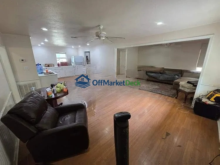 Off-market house in Mabank, Texas — 7 beds, 4 baths, $132,000 — photo 3 of 8