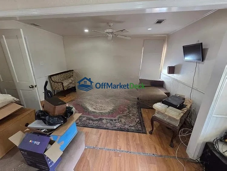 Off-market house in Mabank, Texas — 7 beds, 4 baths, $132,000 — photo 4 of 8