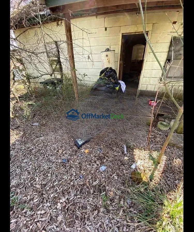 Off-market house in Ragland, Alabama — 2 beds, 1 bath, $13,000 — photo 4 of 8