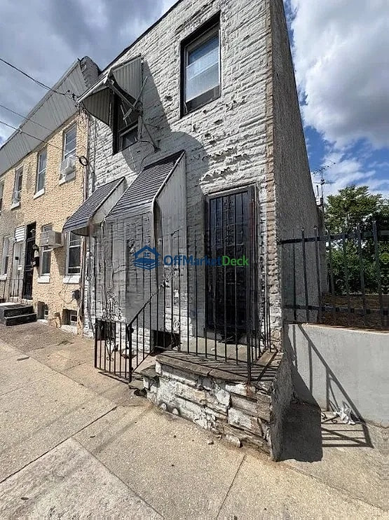 Off-market house in Philadelphia, Pennsylvania — 3 beds, 1 bath, $50,000 - Blurred background Image