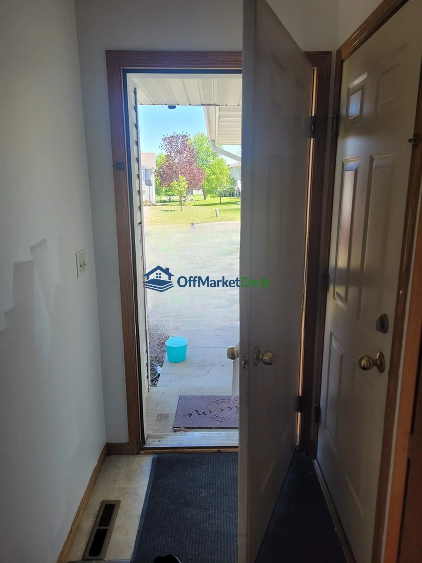 Off-market house in Belle Plaine, Minnesota — 2 beds, 1 bath, $257,000 — photo 2 of 8