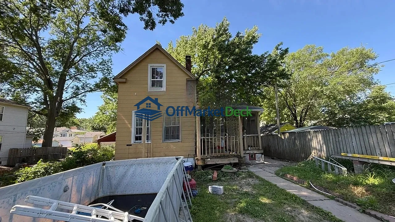 Off-market house in St. Louis, Missouri — 3 beds, 2 baths, $85,900 — photo 2 of 8