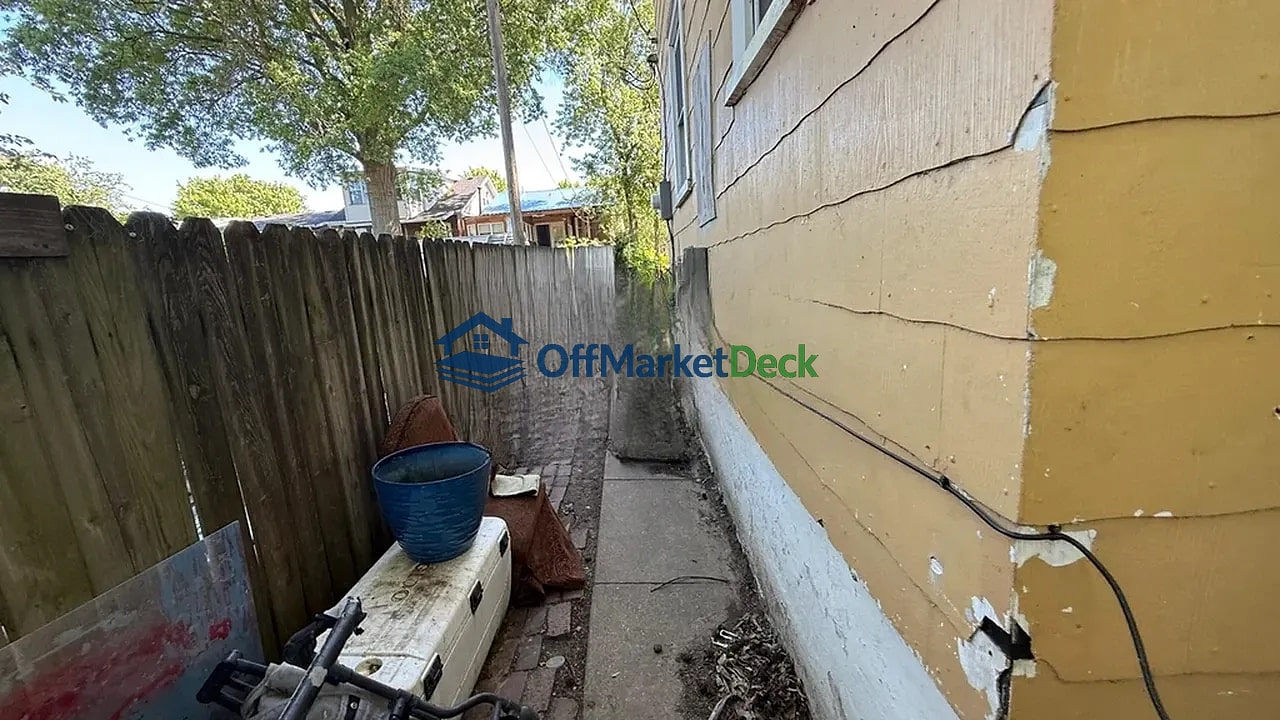 Off-market house in St. Louis, Missouri — 3 beds, 2 baths, $85,900 — photo 4 of 8