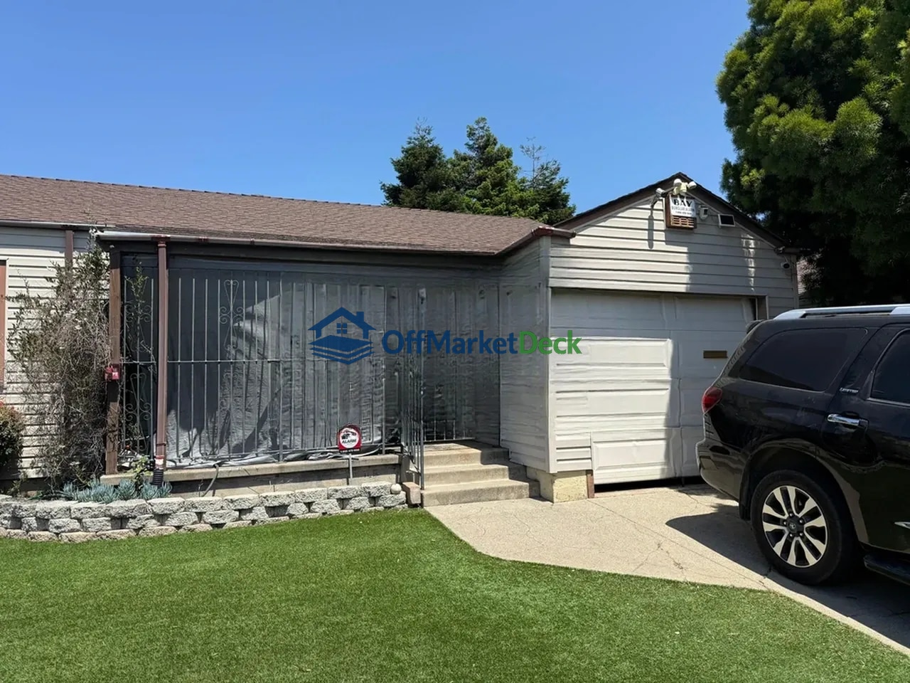 Off-market house in Richmond, California — 2 beds, 1 bath, $439,900 - Blurred background Image