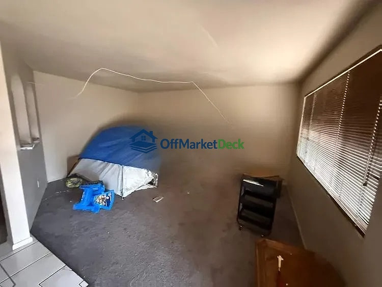 Off-market house in Casa Grande, Arizona — 3 beds, 2 baths, $218,000 — photo 2 of 8