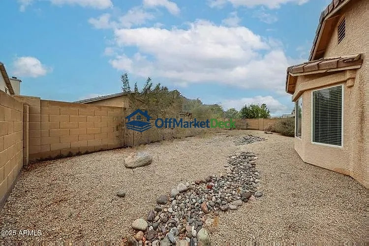 Off-market house in Goodyear, Arizona — 3 beds, 2 baths, $315,000 — photo 4 of 8