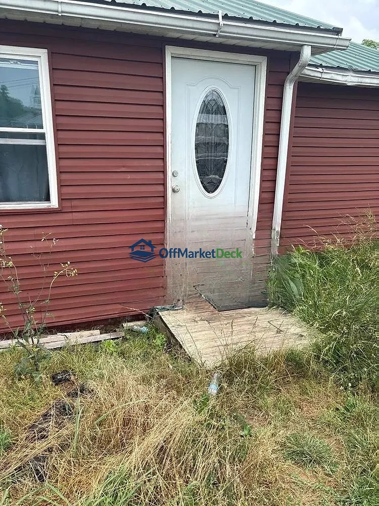 Off-market house in Harriman, Tennessee — 3 beds, 1 bath, $135,000 — photo 2 of 8