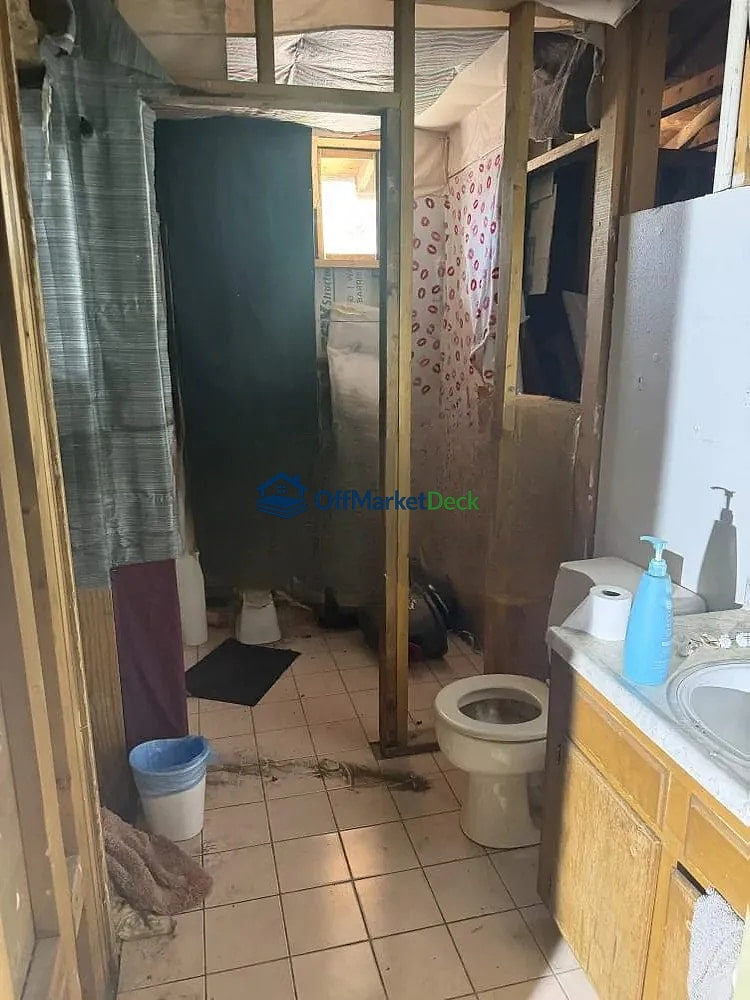 Off-market house in San Antonio, Texas — 3 beds, 1.5 baths, $95,000 — photo 4 of 8