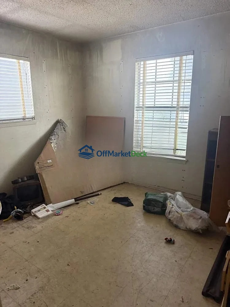 Off-market house in San Antonio, Texas — 3 beds, 1.5 baths, $95,000 — photo 7 of 8