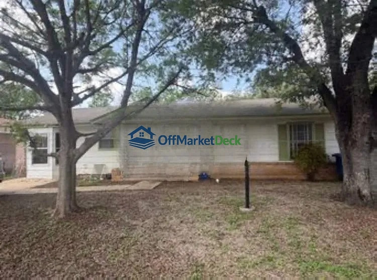 Off-market house in San Antonio, Texas — 3 beds, 1.5 baths, $95,000 — photo 8 of 8