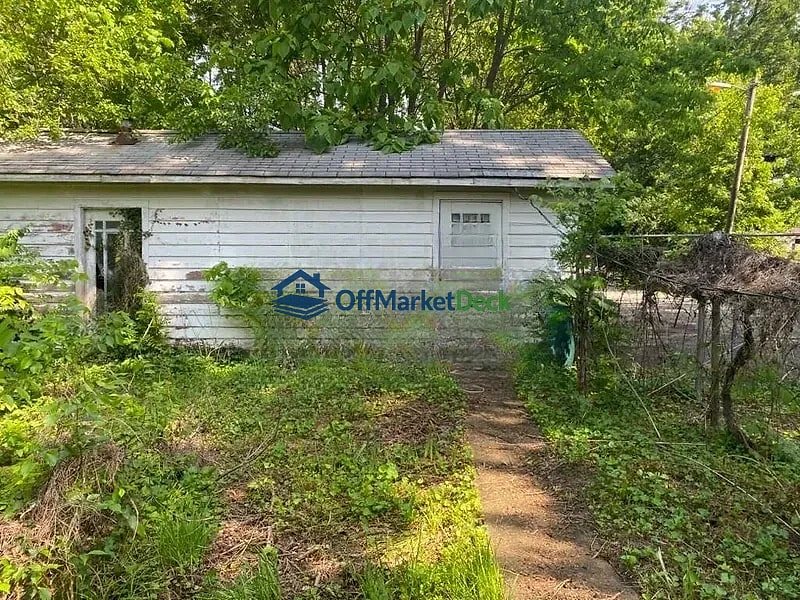 Off-market house in Anderson, Indiana — 2 beds, 1 bath, $39,900 — photo 5 of 8