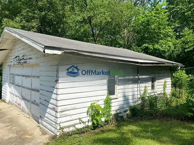 Off-market house in Anderson, Indiana — 2 beds, 1 bath, $39,900 — photo 2 of 8
