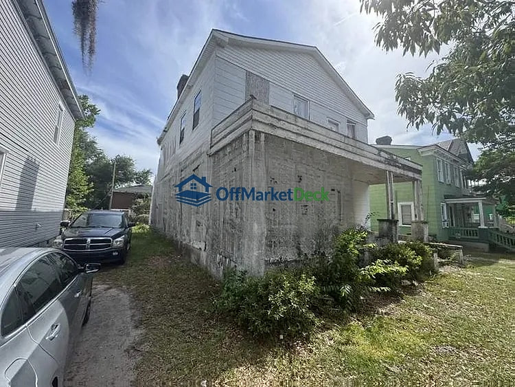 Off-market house in Savannah, Georgia — 6 beds, 2 baths, $162,500 — photo 2 of 8