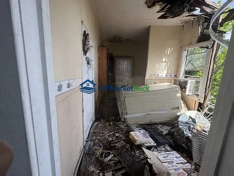 Off-market house in Savannah, Georgia — 6 beds, 2 baths, $162,500 — photo 5 of 8