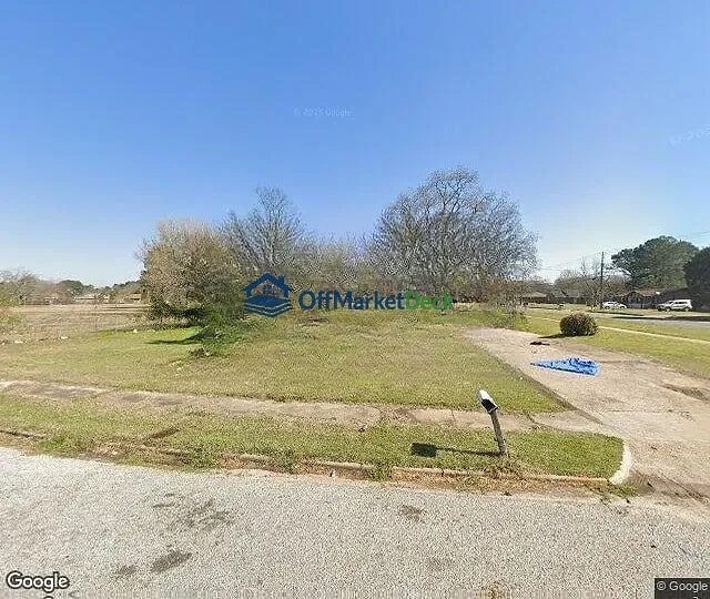 Off-market house in Montgomery, Alabama — 4 beds, 2 baths, $65,000 — photo 2 of 3