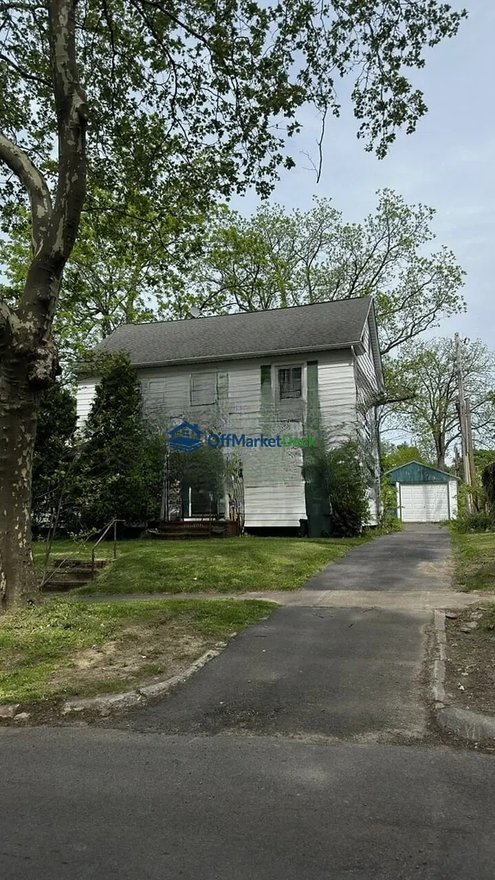 Off-market house in Rochester, New York — 3 beds, 1 bath, $69,900 — photo 2 of 8