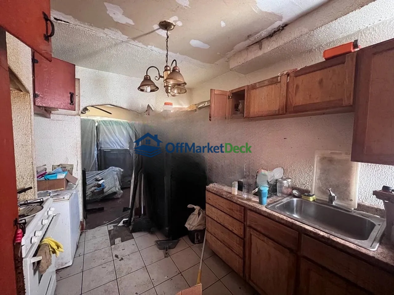 Off-market house in East Cleveland, Ohio — 3 beds, 1 bath, $28,000 — photo 5 of 8