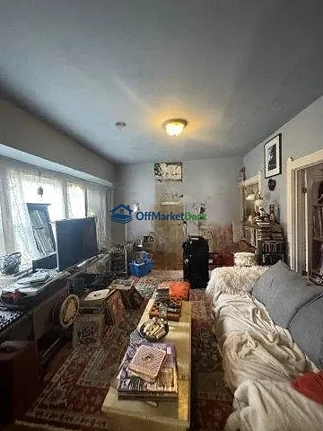 Off-market multi family in Cleveland, Ohio — 2 beds, 1 bath, $275,000 — photo 5 of 8
