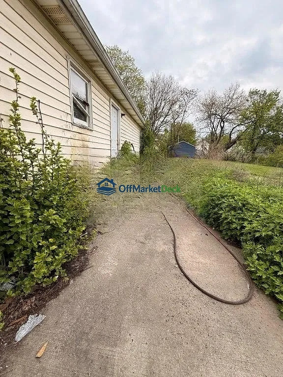 Off-market house in Cleveland, Ohio — 3 beds, 1.5 baths, $55,000 — photo 5 of 8