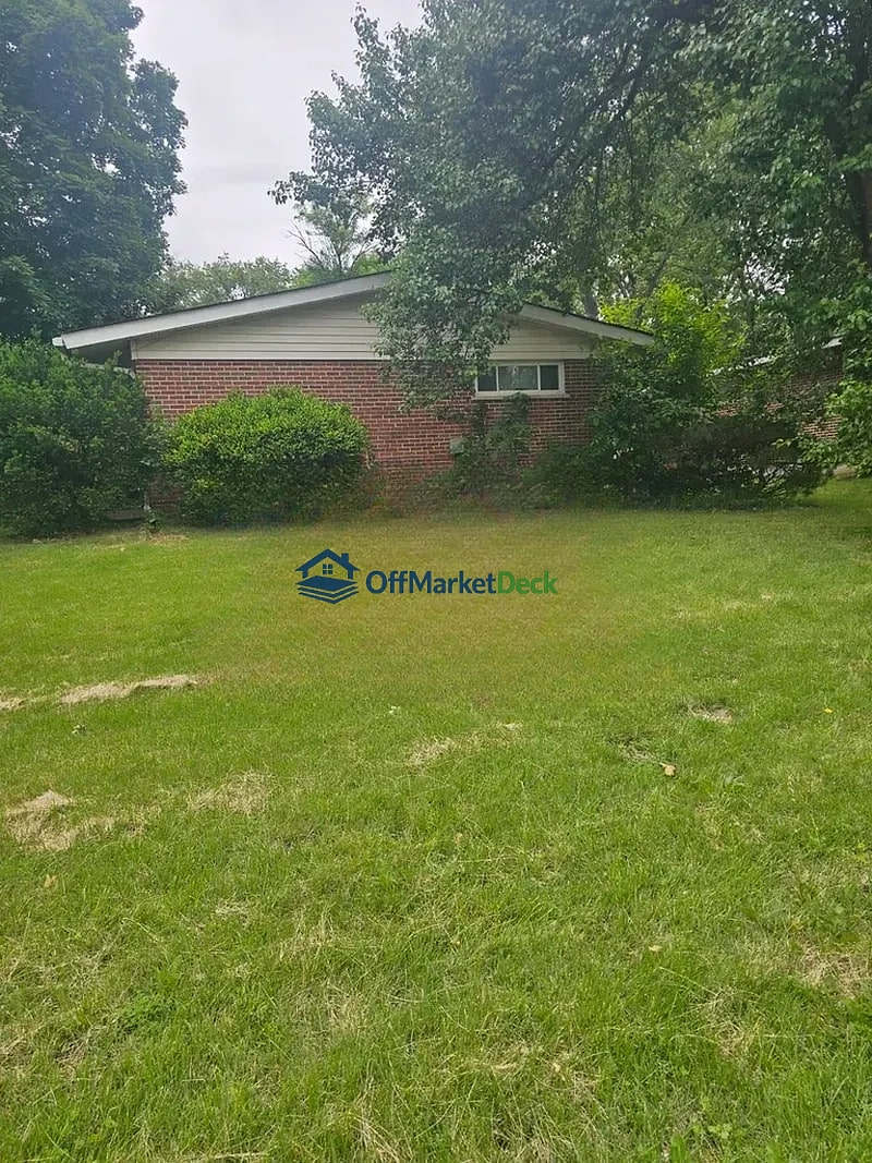 Off-market house in Florissant, Missouri — 3 beds, 1 bath, $104,900 — photo 5 of 8
