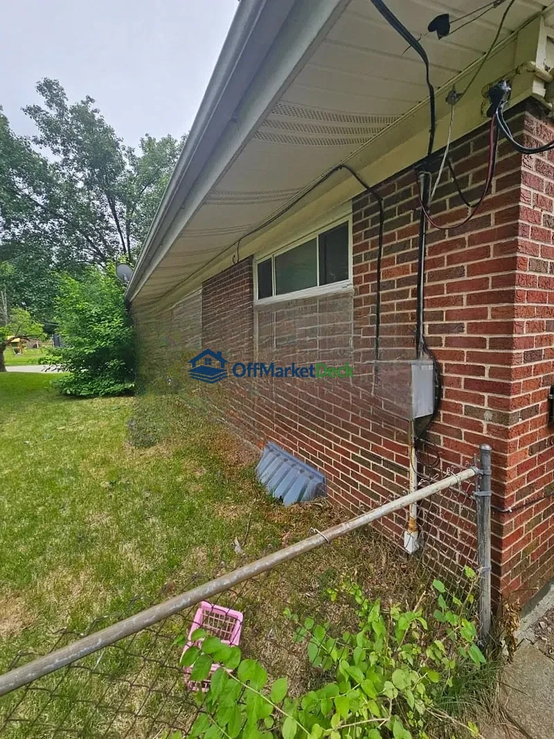 Off-market house in Florissant, Missouri — 3 beds, 1 bath, $104,900 — photo 3 of 8